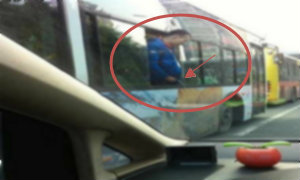 ชาวเน็ตจีนสวดยับ ชายยืนฉี่ออกนอกหน้าต่างรถเมล์